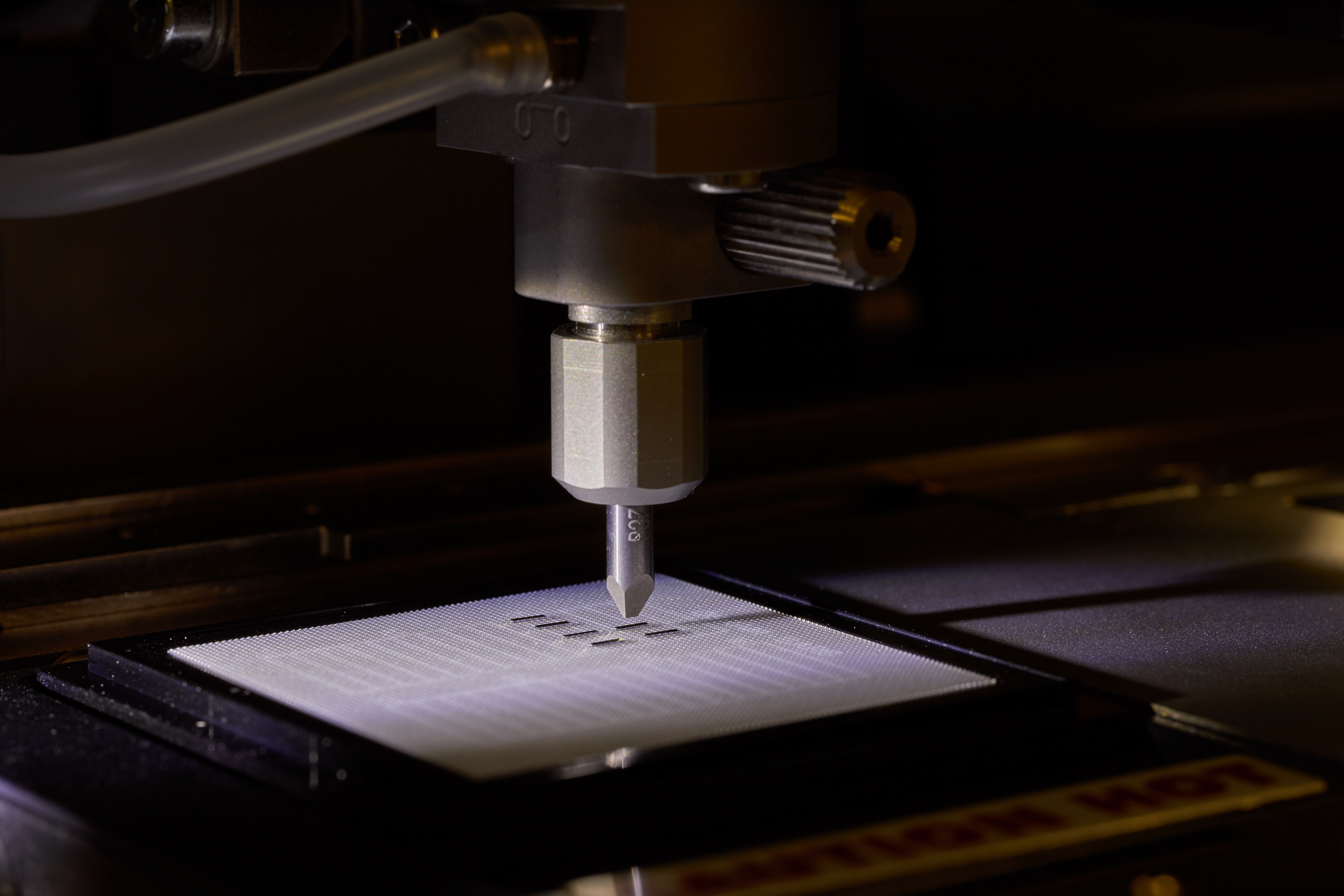 Precise die bonding